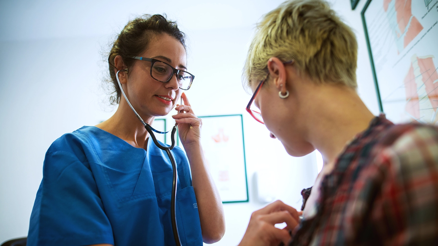 Eine Ärztin untersucht eine Patientin