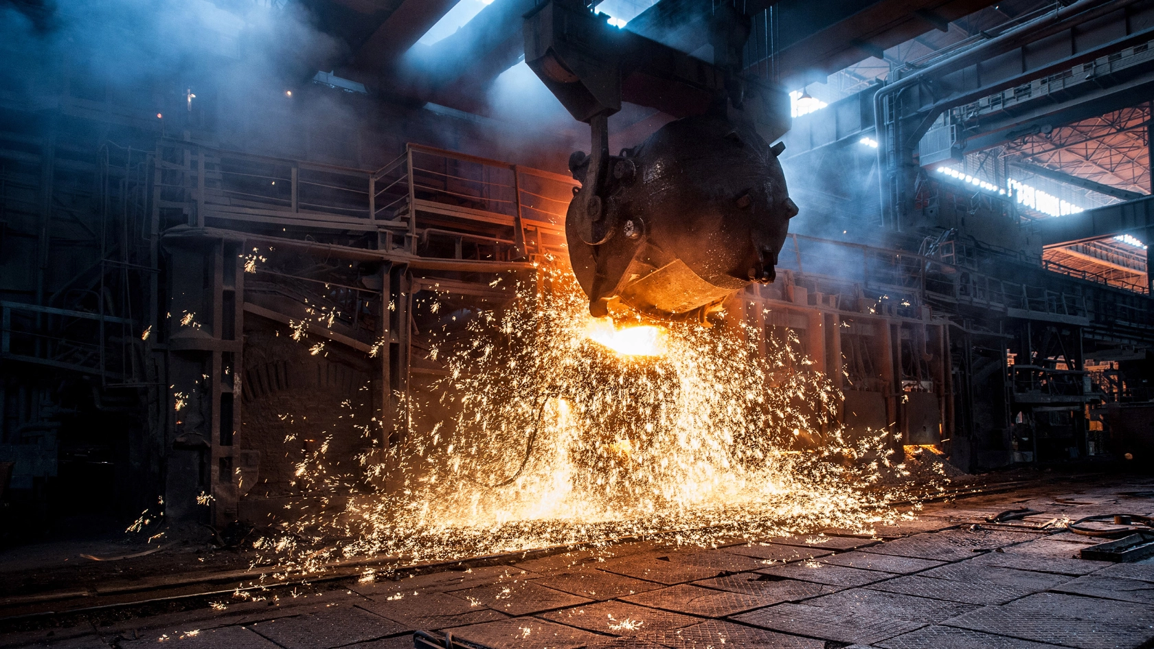 Gießen von flüssigem Metall.