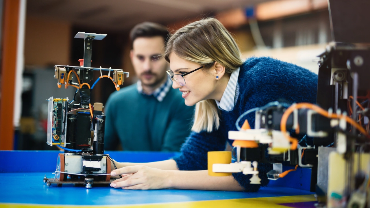 Zwei angehende Ingenieure arbeiten an einem Roboter-Projekt.