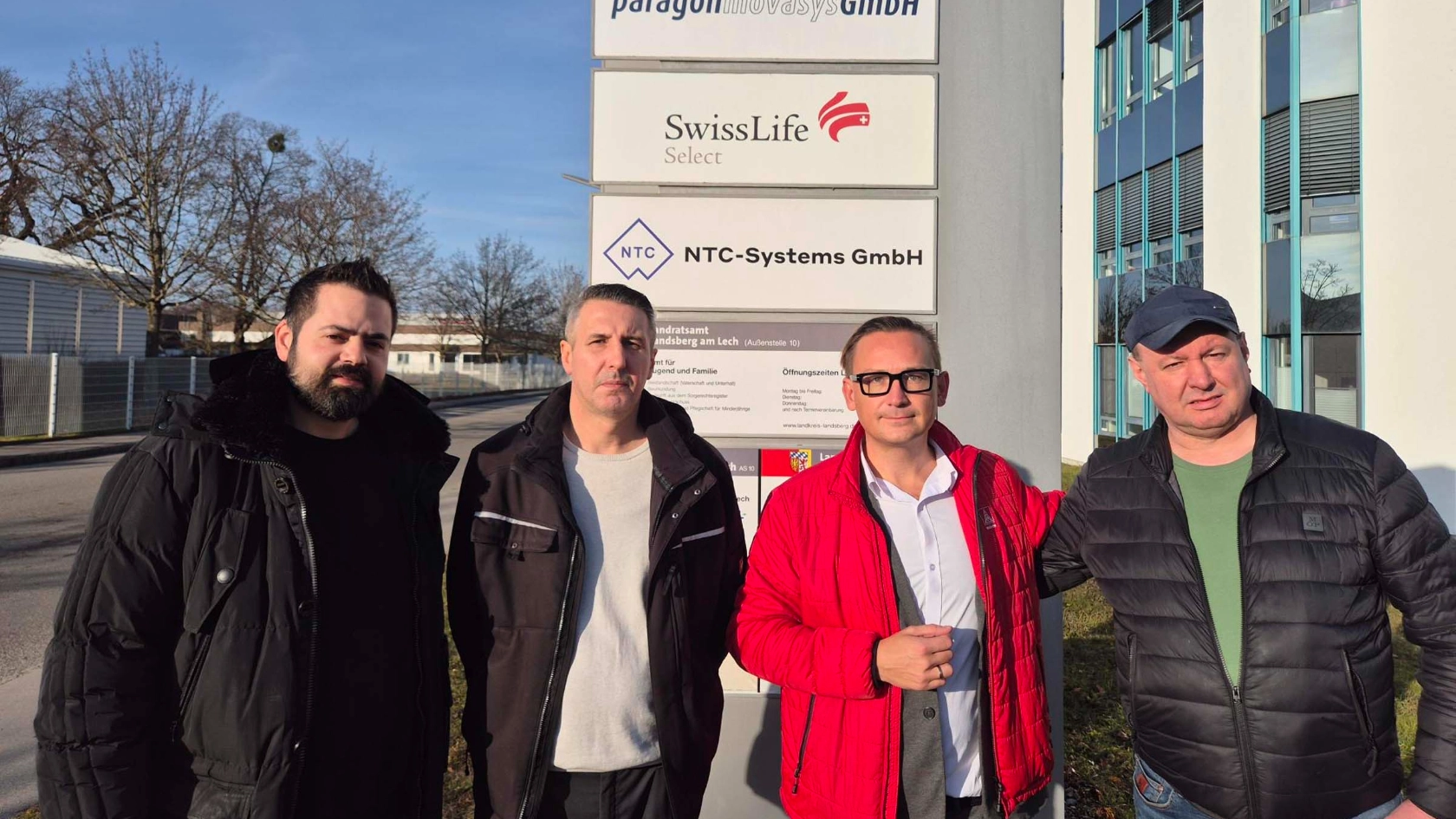 Der neue BR-Wahlvorstand bei Paragon mit Karl Musiol von der IG Metall Oberland (rote Jacke)