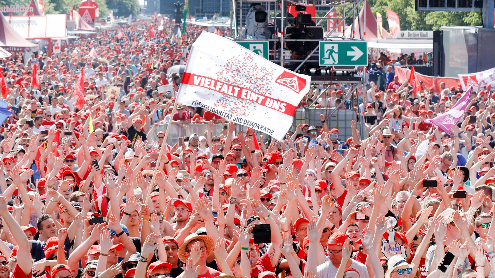 "Vielfalt eint uns"-Banner auf der Fairwandel-Kundgebung in Berlin