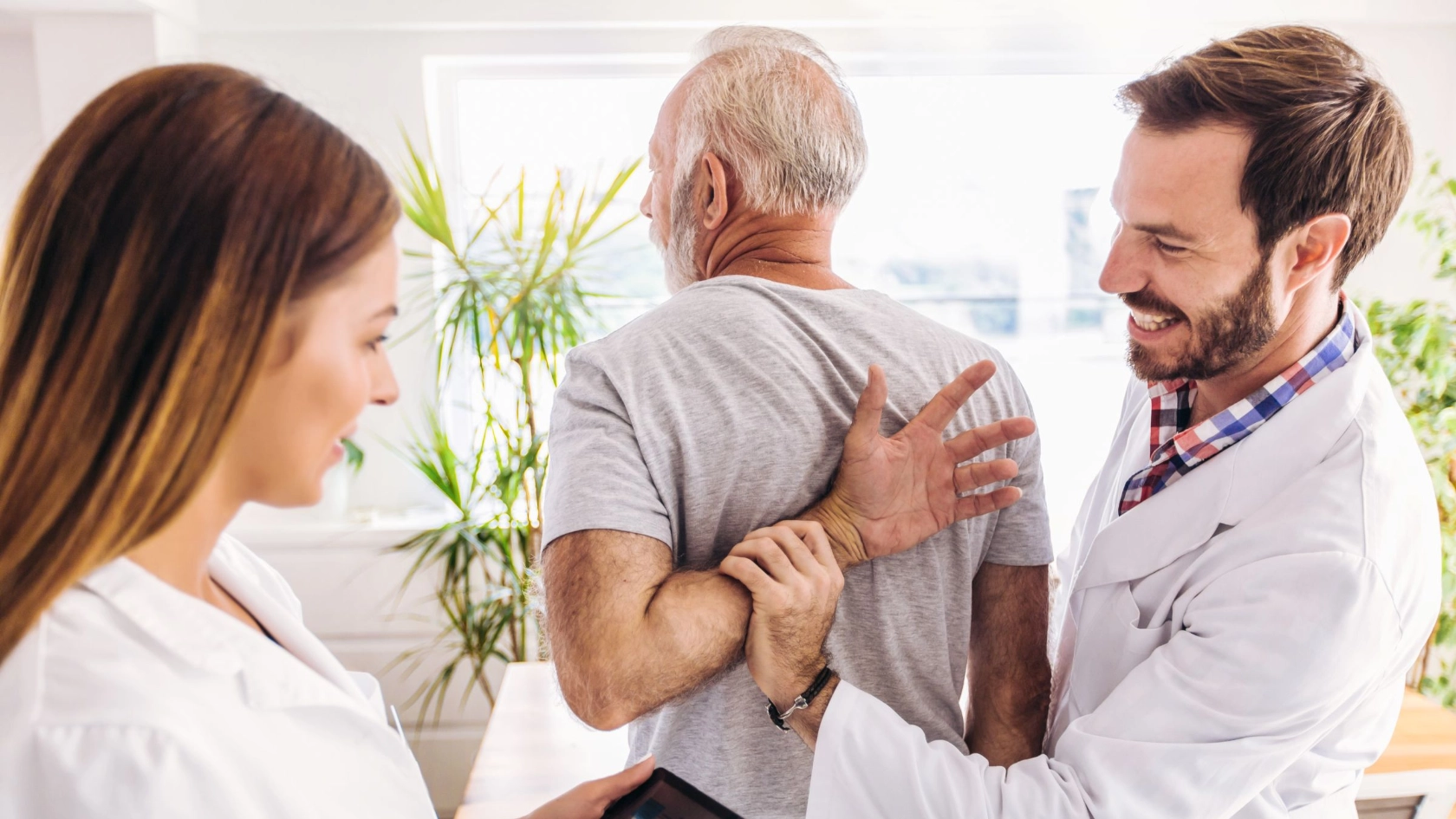 physiotherapeutische Untersuchung eines älteren Mannes