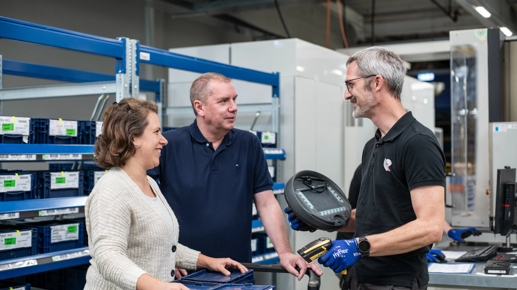 Betriebsräte von ZF Friedrichshafen in Ahrweiler im Gespräch mit einem Kollegen