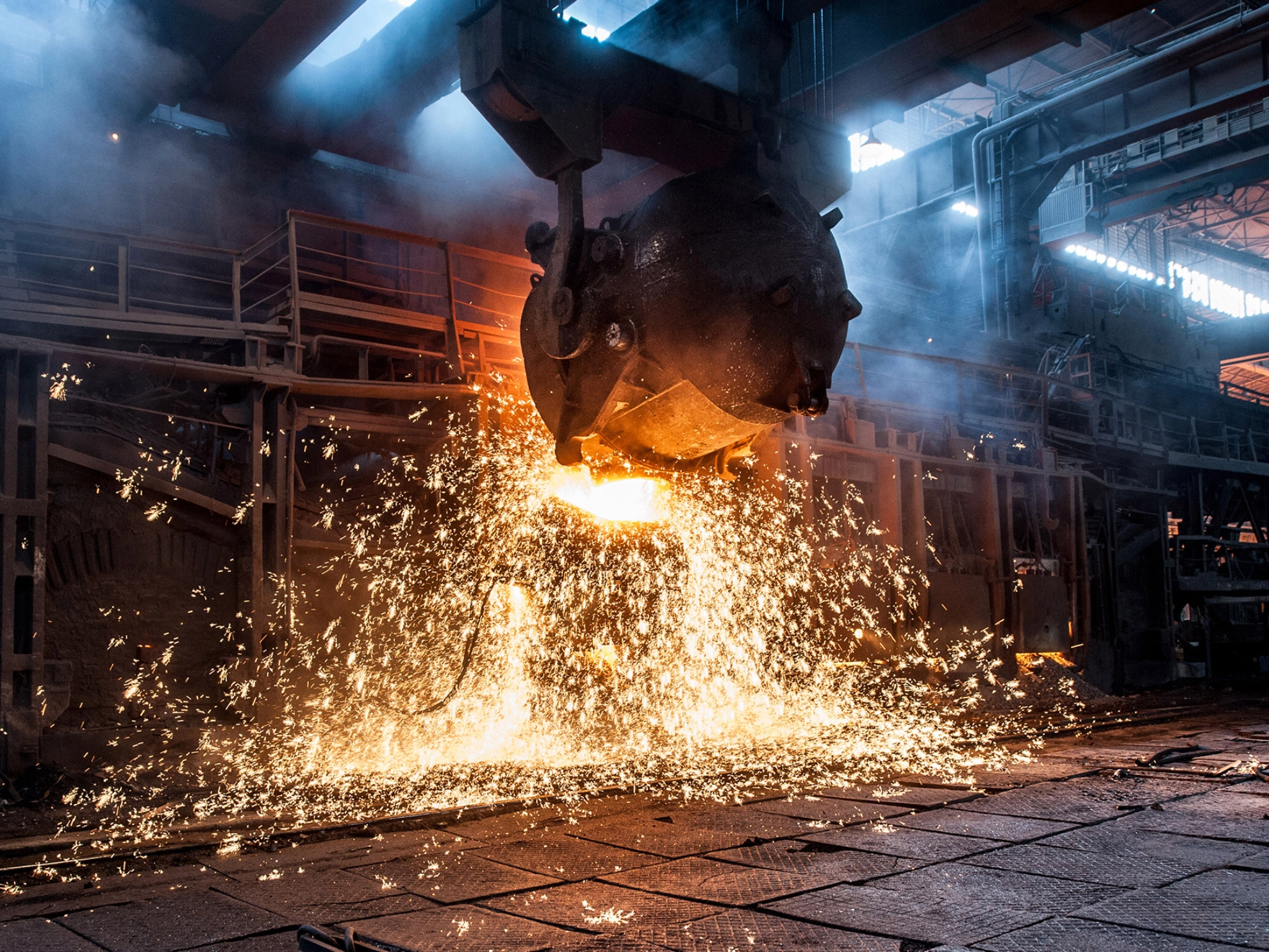 Gießen von flüssigem Metall.