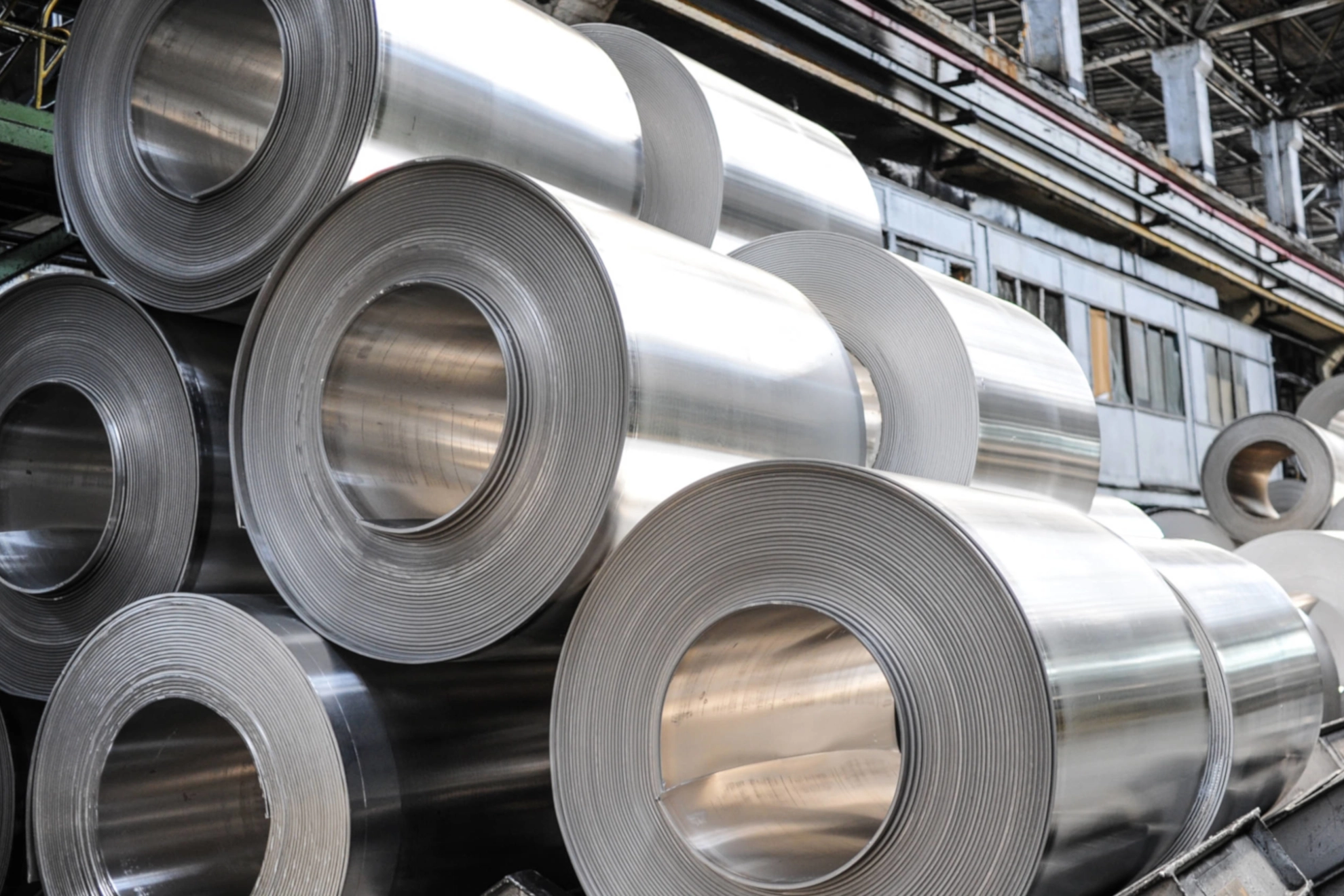 Rollen aus Aluminium in einer Halle