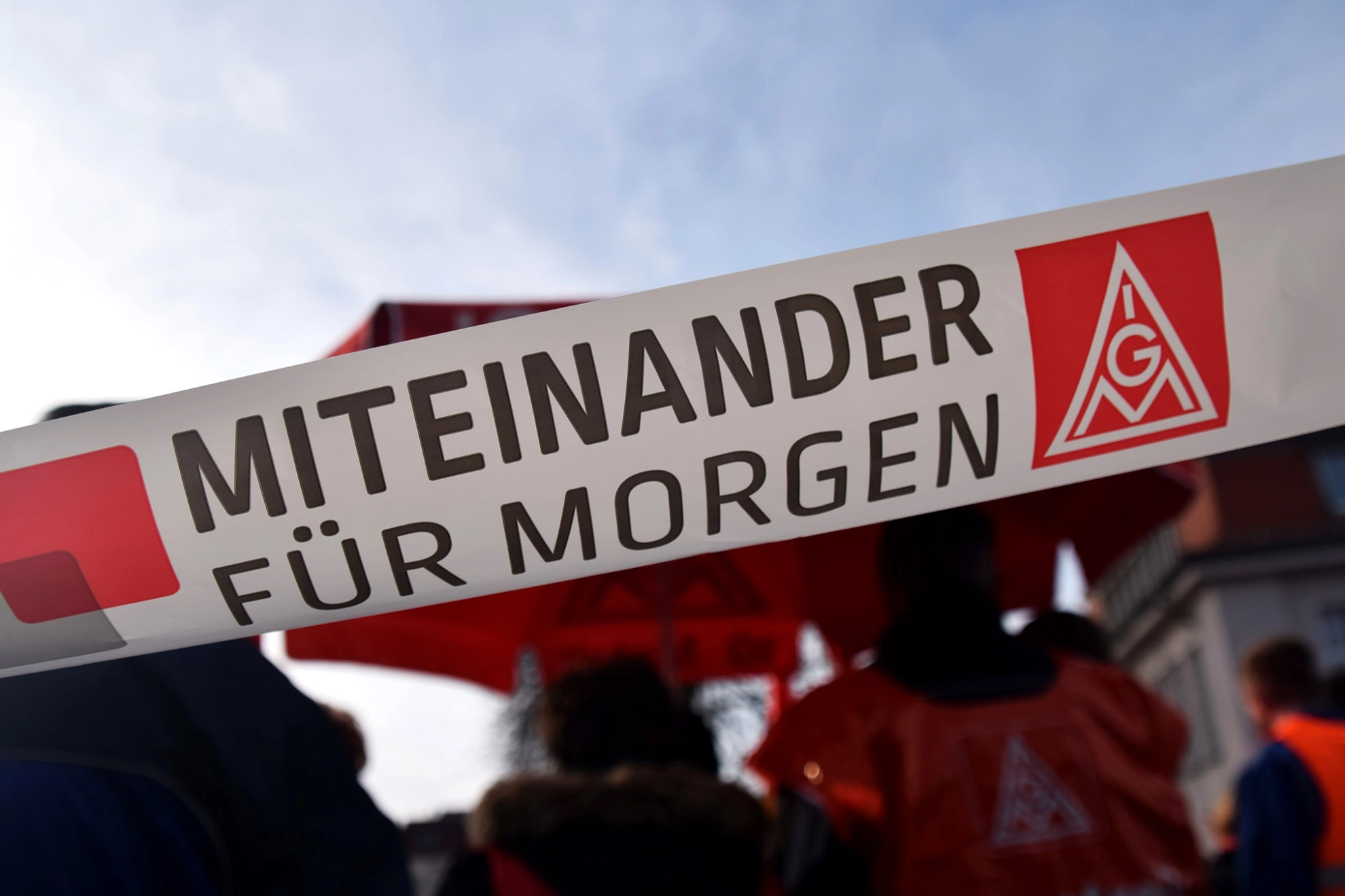 Absperrband vor Werkstor.