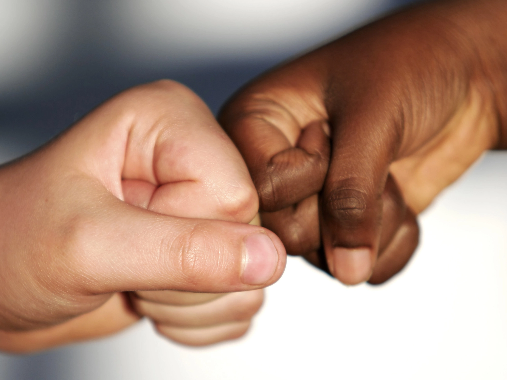 Zwei Fäuste unterschiedlicher Hautfarbe