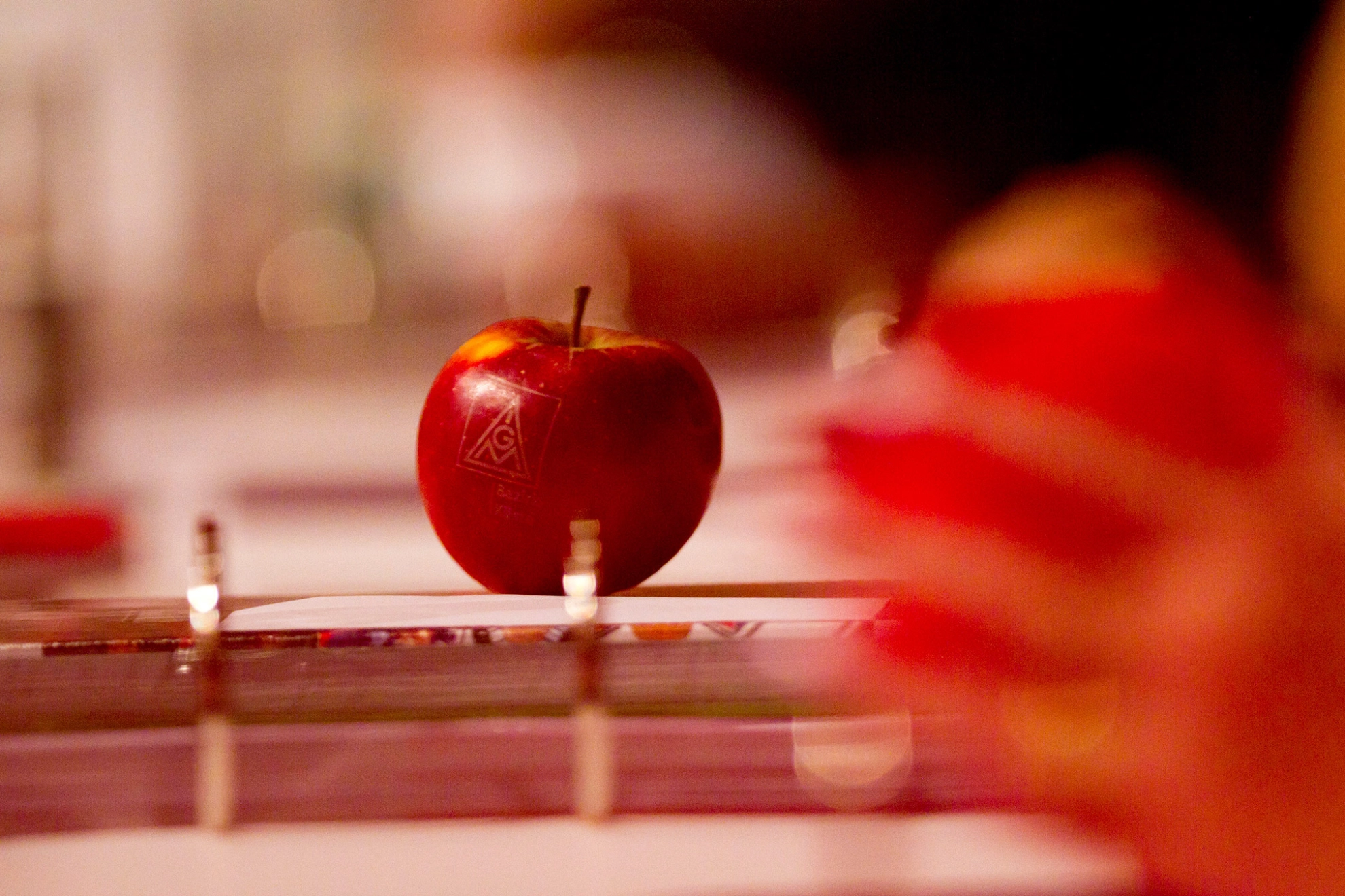 Roter Apfel auf einem geöffneten Aktenordner.