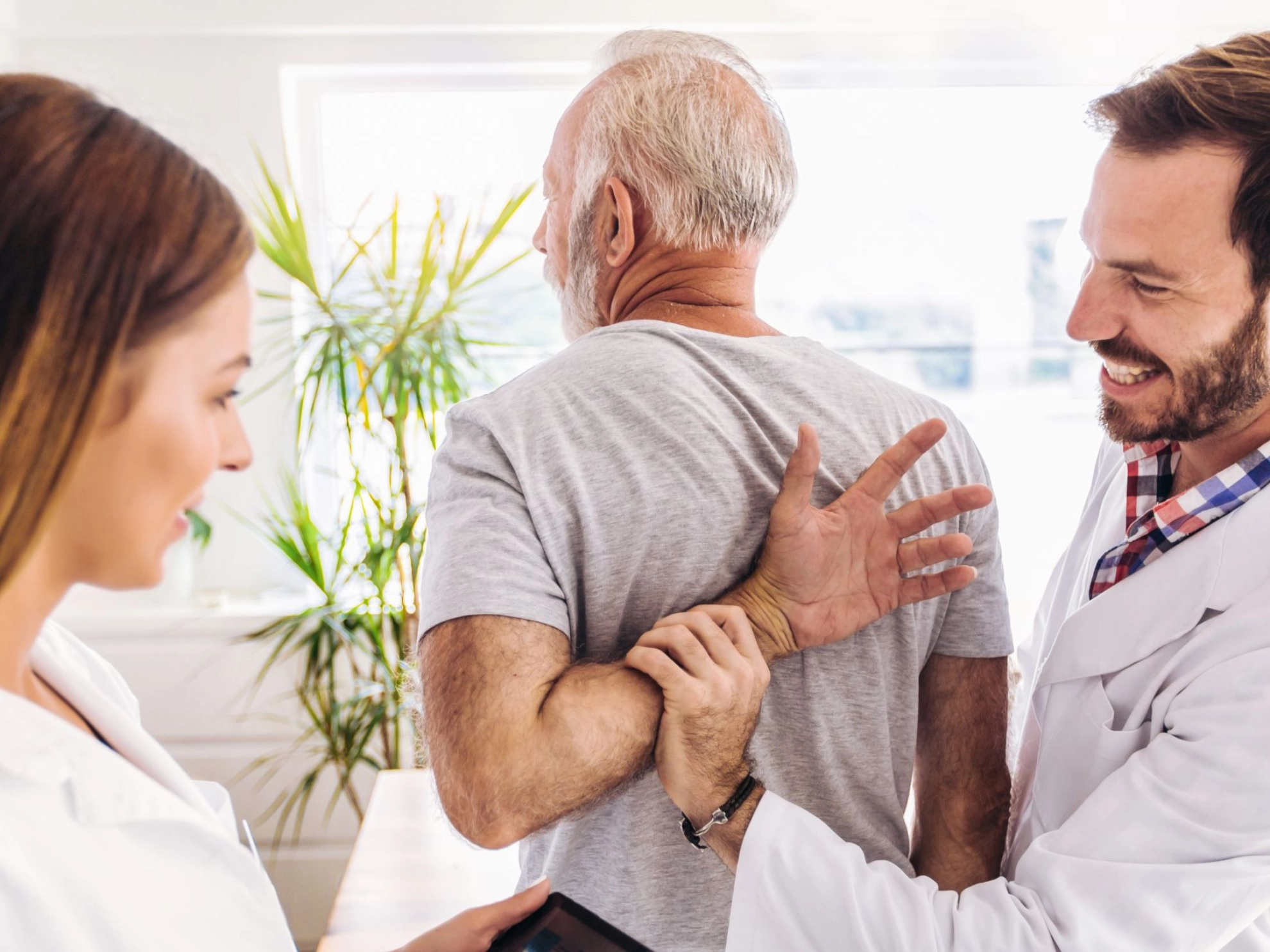 physiotherapeutische Untersuchung eines älteren Mannes