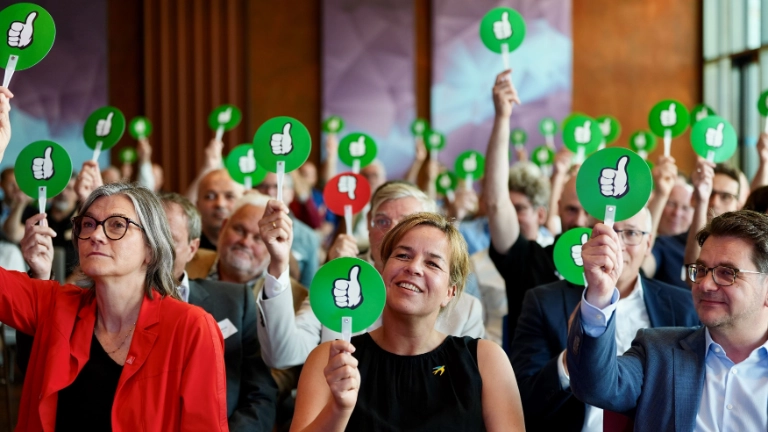 Reaktion des Publikums auf die Frage: Wer hat täglich mit Industrie Berührungspunkte?