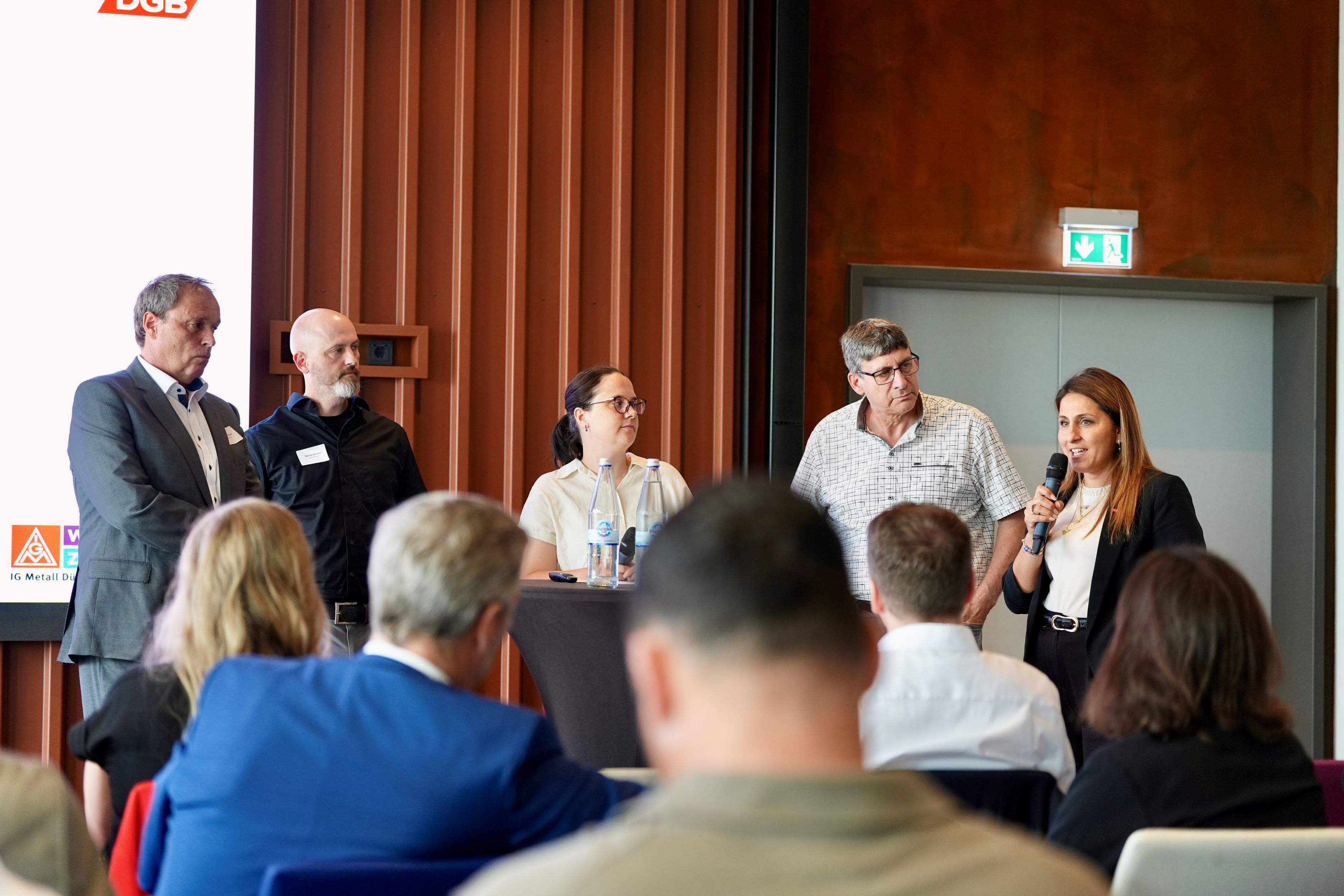 Im praxisorientierten Teil der Veranstaltung moderierte Jessica Worrings eine Talkrunde mit Knut Giesler, Bezirksleiter der IG Metall NRW, Heinz Höhner, Betriebsratsvorsitzender der Speira GmbH, <br/>Marco Kunkel, Betriebsratsvorsitzender bei Pierburg, sowie Özlem Yarar, Vizepräsidentin der Handwerkskammer Düsseldorf. 